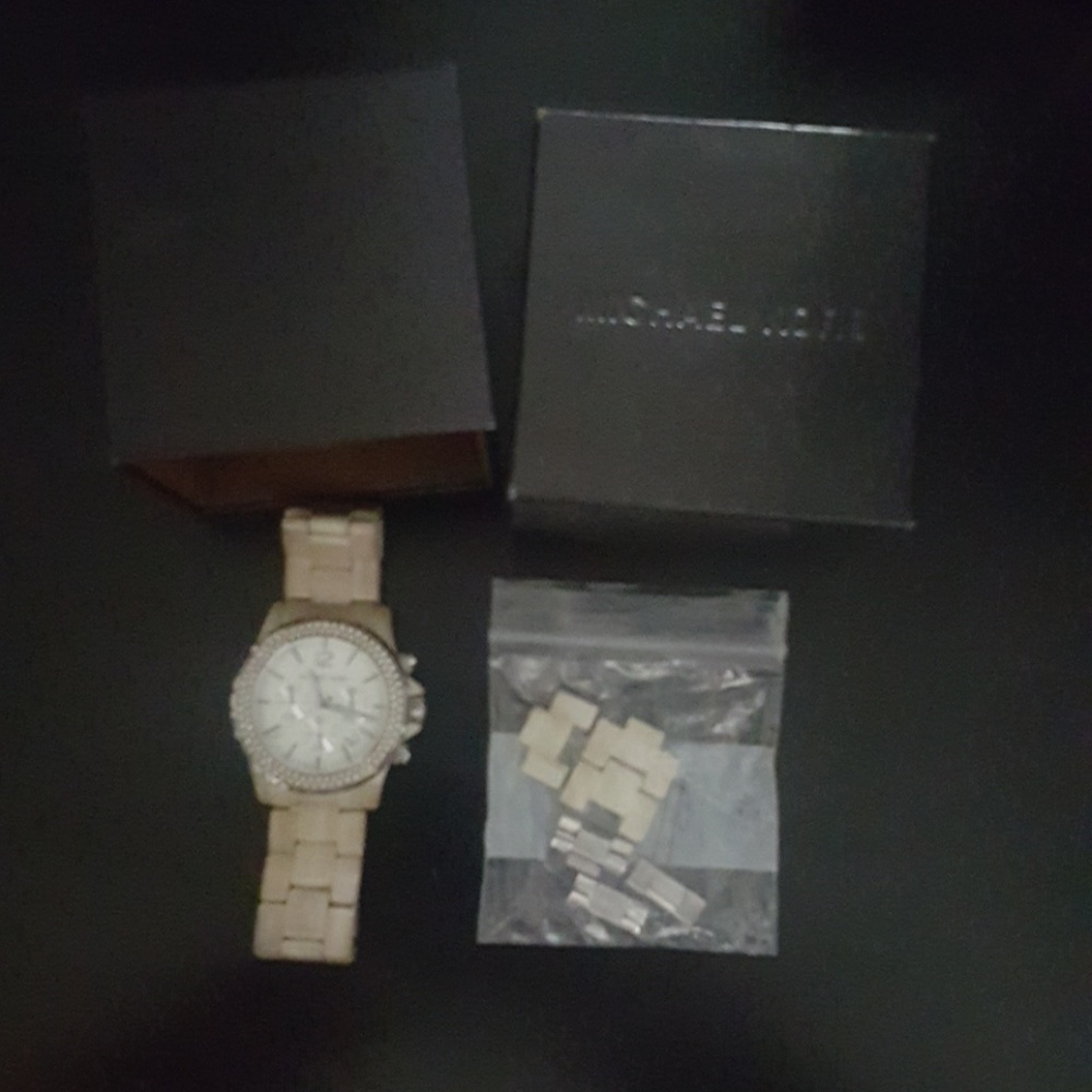 MK Watch - Picture 4 of 4